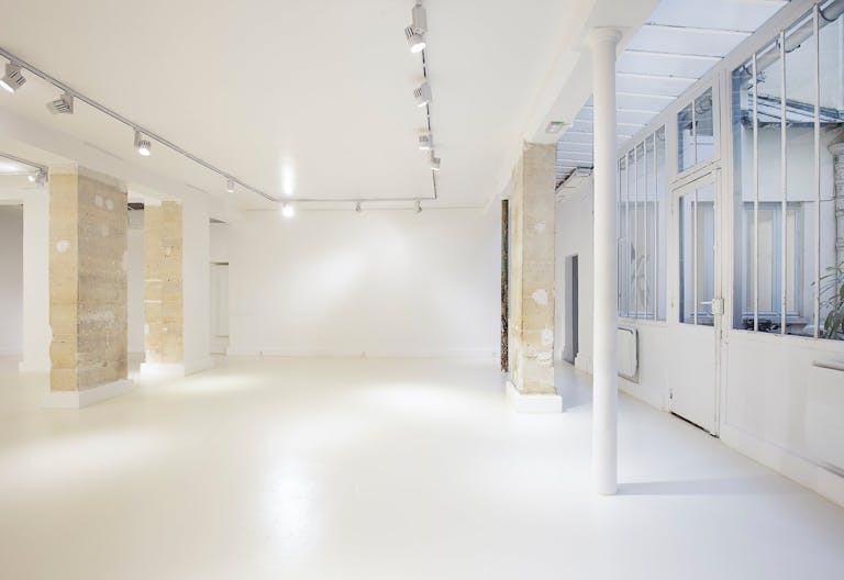 Showroom in Vibrant Le Marais - Image 2