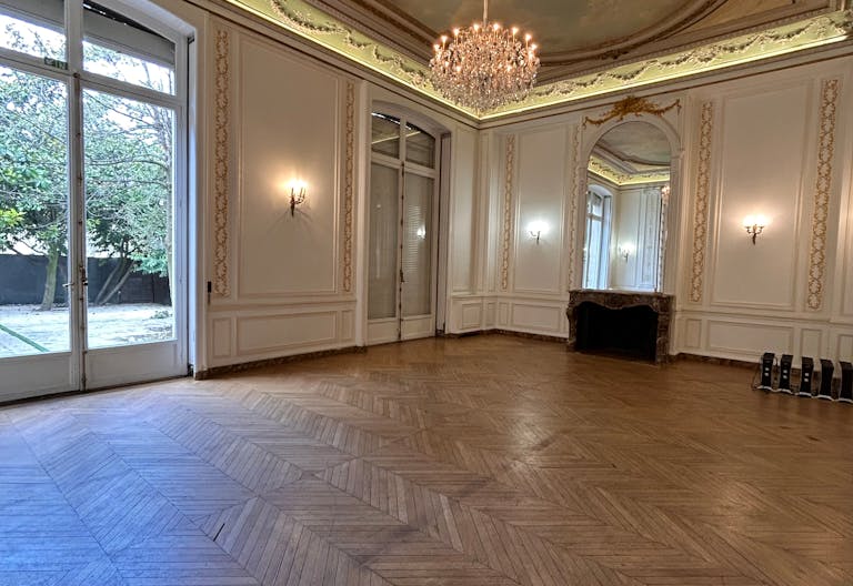 hotel particulier en plein coeur de Paris avec Jardin - Image 3