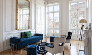 Haussmannian showroom near the Arc de Triomphe - Image 1