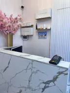 Elegant Pink Venue in Downtown NYC: Ideal for Glam Services & Stylish Events - Image 3