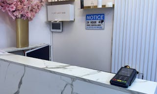 Elegant Pink Venue in Downtown NYC: Ideal for Glam Services & Stylish Events - Image 3