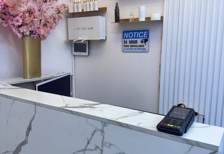 Elegant Pink Venue in Downtown NYC: Ideal for Glam Services & Stylish Events - Image 3