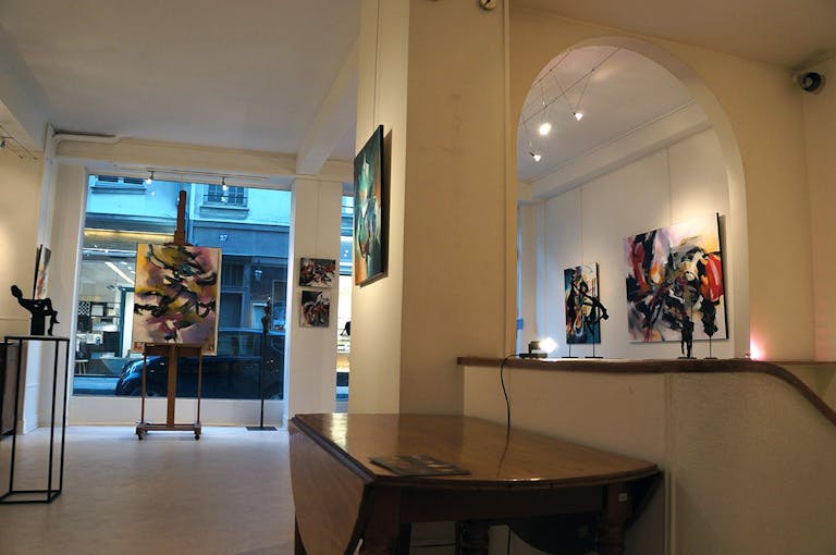 Sophisticated Gallery near Le Bon March� - Image 2