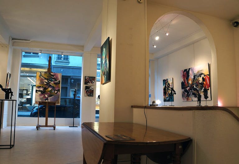 Sophisticated Gallery near Le Bon March� - Image 2