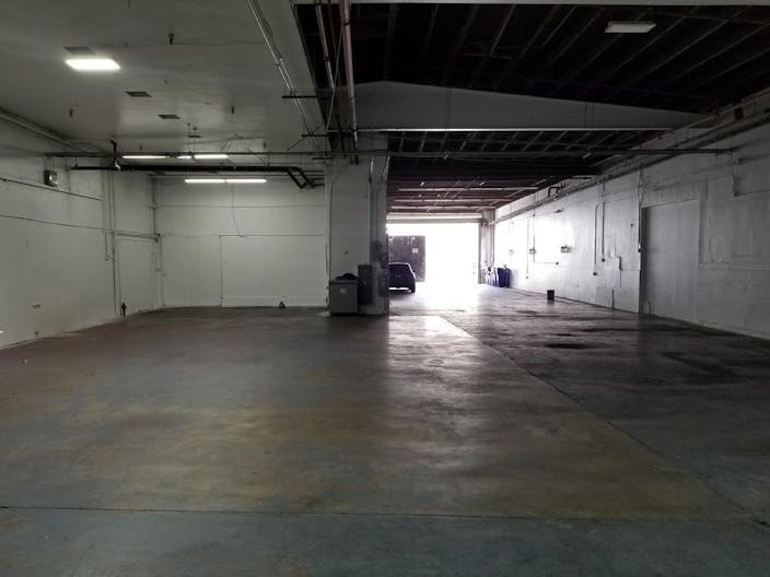 Clean, wide, high ceiling warehouse for multiple uses in DTLA - Image 4