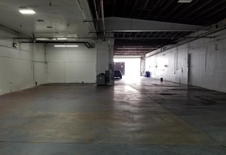 Clean, wide, high ceiling warehouse for multiple uses in DTLA - Image 4