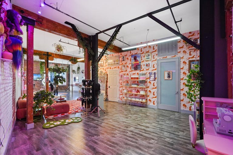 Cute n Unique Arts District Hair Salon / Booth Rental / Hairstylists, MUA, Lashes, Nail Techs - Image 4