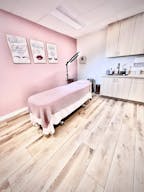Cute Pink PMU/Lashes/Tattoo suite for rent - Image 2