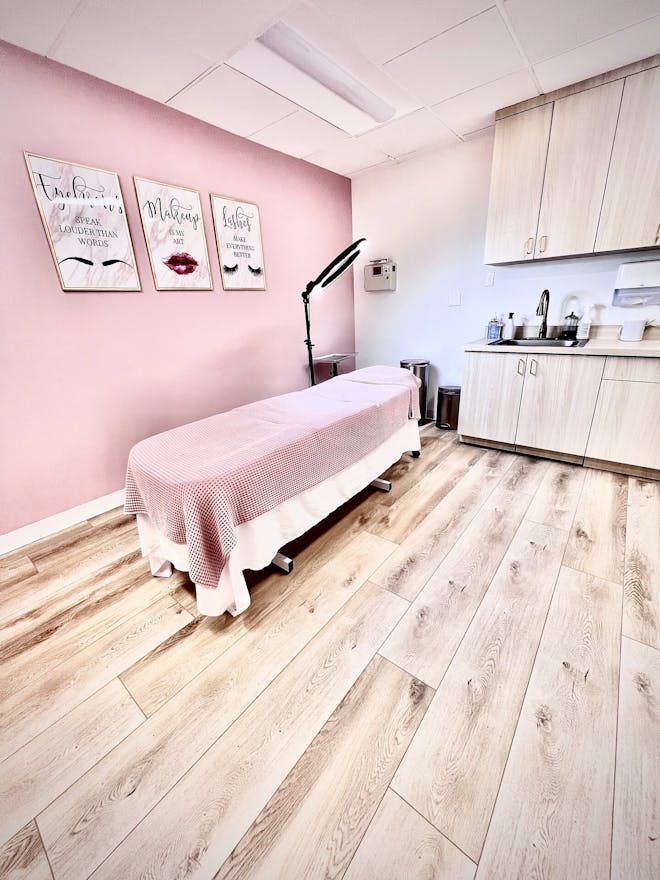 Cute Pink PMU/Lashes/Tattoo suite for rent - Image 2