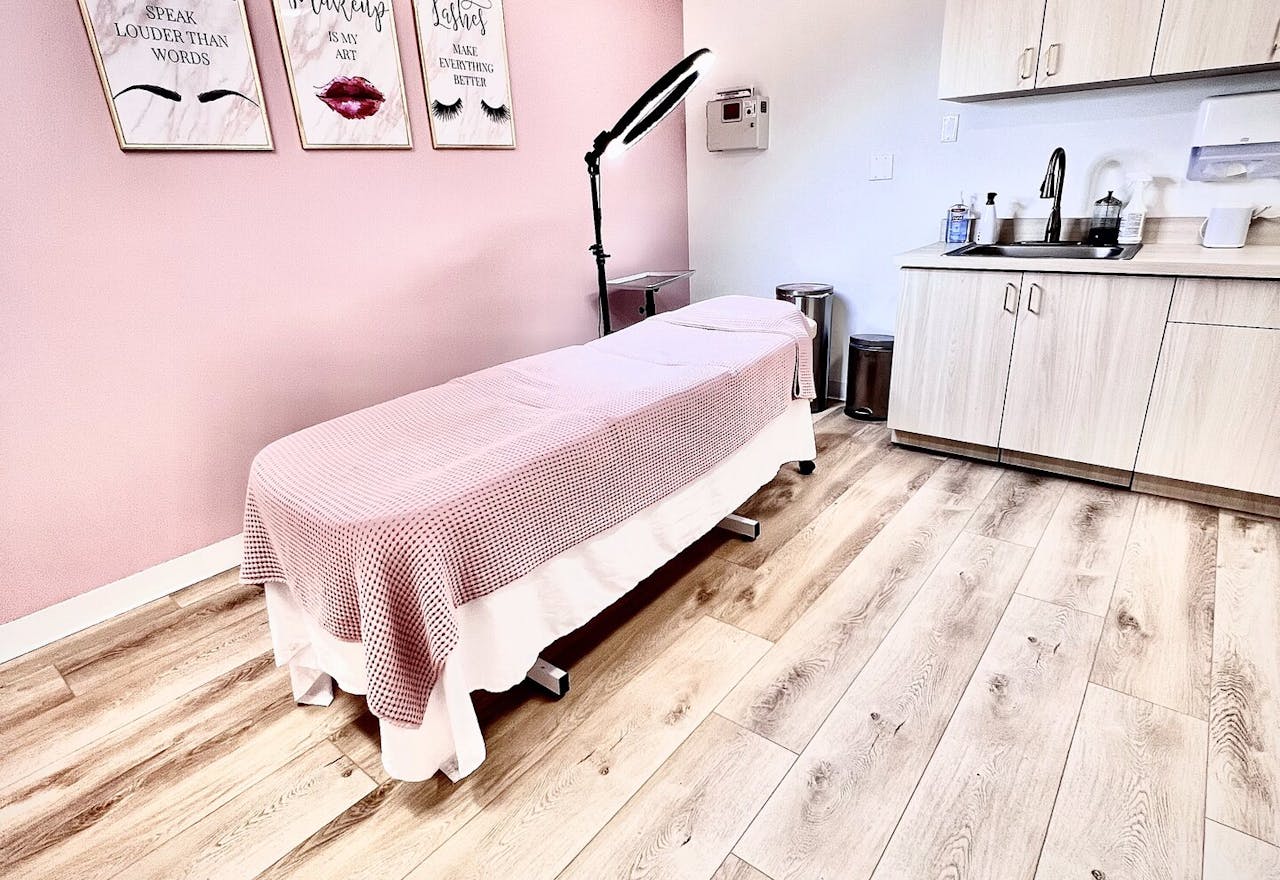 Cute Pink PMU/Lashes/Tattoo suite for rent - Image 2