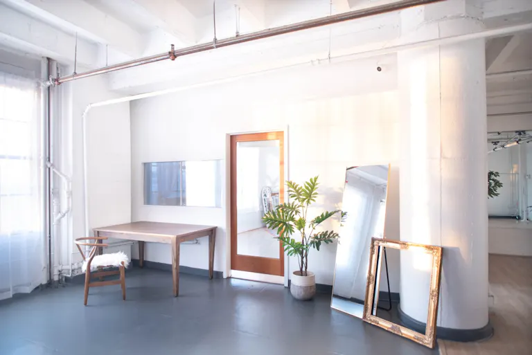DTLA open space with Rattan Daybed Decor 1,150sf - Image 4