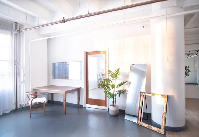 DTLA open space with Rattan Daybed Decor 1,150sf - Image 4