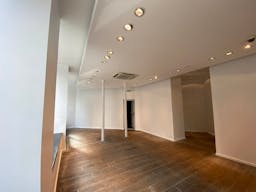 Grande boutique face au canal Saint-Martin - Image 2