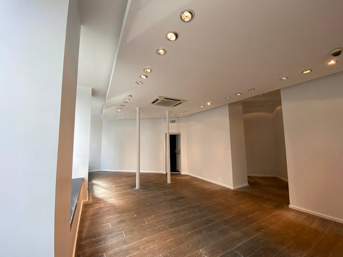 Grande boutique face au canal Saint-Martin - Image 2