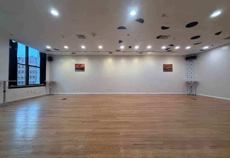 Entire Floor in SOHO with 2 extra rooms! - Image 4