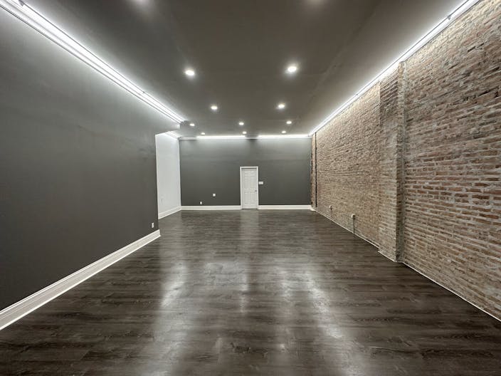 Pilsen commercial space - perfect for pop-up store/art gallery/ private sale - Image 0