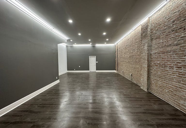Pilsen commercial space - perfect for pop-up store/art gallery/ private sale - Image 0