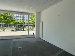 High-Traffic Retail Space Near Alexanderplatz - Image 3