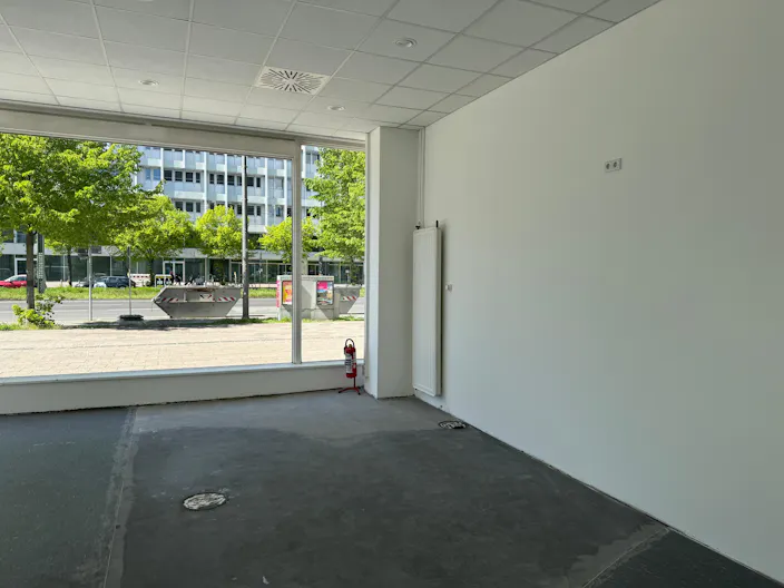 High-Traffic Retail Space Near Alexanderplatz - Image 3