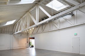 Beautiful Warehouse in South Park - Image 8