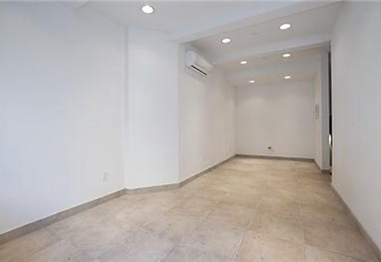 Storefront white box in East Village - Image 2