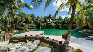Tranquil Oasis Retreat with Lush Gardens and Modern Amenities Near Miami - Image 17
