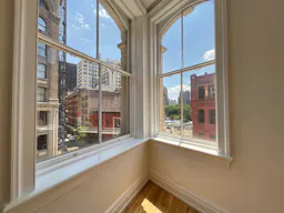 Sun-Filled Corner Loft with Open Plan Kitchen - Image 6