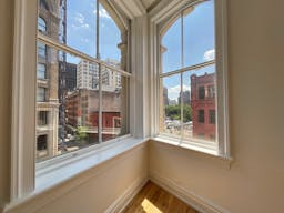 Sun-Filled Corner Loft with Open Plan Kitchen - Image 6