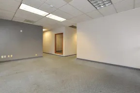 Clean Office Space - Image 5