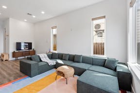 Spacious Modern Home in Houston - Image 9