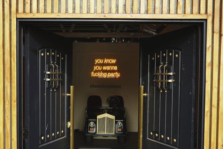 Lounge + Photography Studio - Image 1