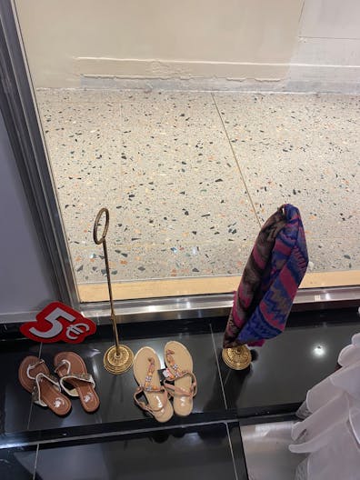 Un show-room sur l'avenue des champs Elysées - Image 2