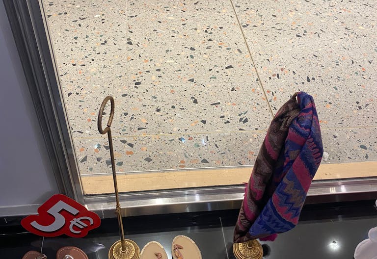 Un show-room sur l'avenue des champs Elysées - Image 2