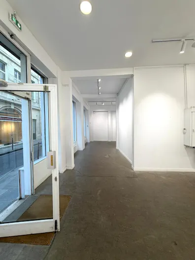 Showroom with a large storefront in Le Marais - Image 4