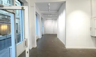Showroom with a large storefront in Le Marais - Image 4