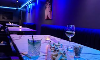 Gallery / showroom combined with a speakeasy bar in the center of Paris - Image 8