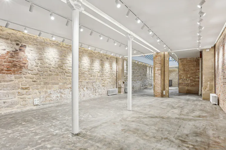 Un espace Pierre blanche, brique et verrière dans le Grand Marais - Image 3