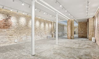 Un espace Pierre blanche, brique et verrière dans le Grand Marais - Image 3