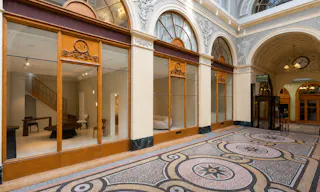 Showroom in Palais Royal (1 arcade + 2 floors) - Image 0