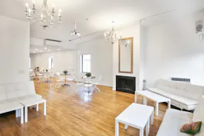 Modern Penthouse Showroom in SoHo - Image 11
