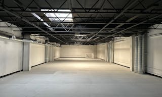 2 floor Big white open space with lights - Image 12