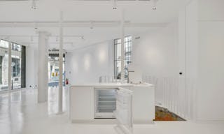 Beautiful Pop Up Boutique in Le Marais - Image 8