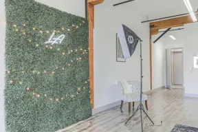 Urban DTLA Studio with Skyline View and Natural Light - Image 8