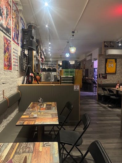 Lively and fully equipped sports bar located in the heart of Spanish Harlem - Image 1