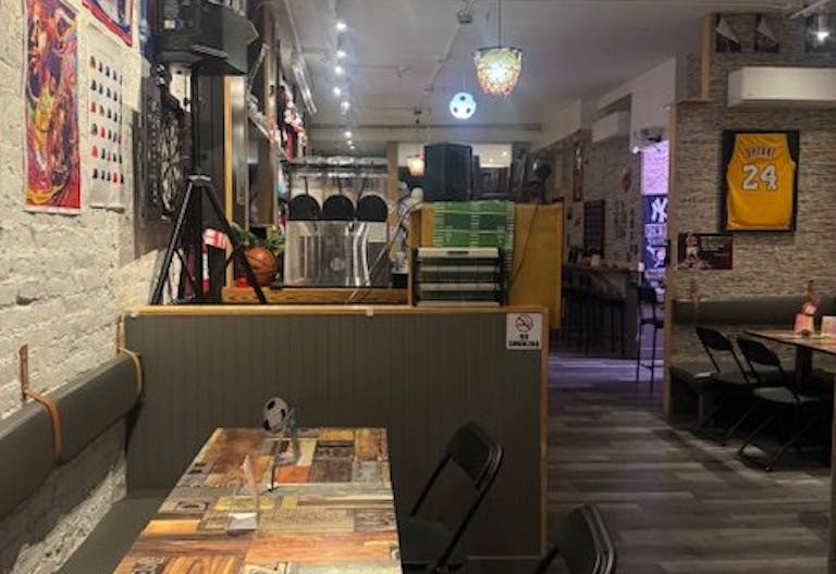 Lively and fully equipped sports bar located in the heart of Spanish Harlem - Image 1