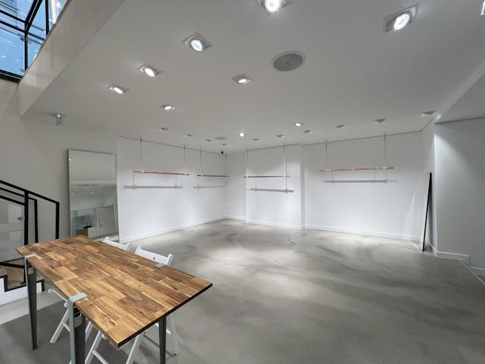 High end showroom space central Marais district - Image 3