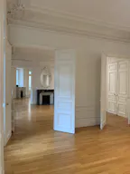 Beautiful Showroom in Saint-Germain - Image 9
