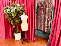 Fashion Space in NW Chicago Suburbs - Image 7