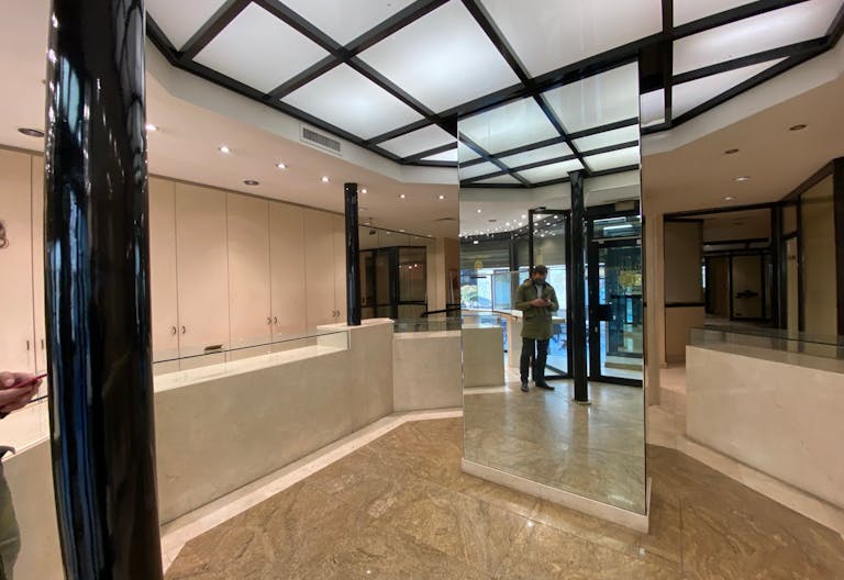 Boutique Shop Rue du Temple - Image 2