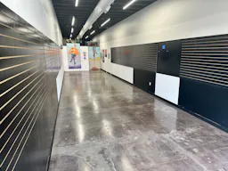 Melrose ave. New build, central location, high ceiling, multi purpose space - Nestled among luxury brands like Gucci and streetwear hotspots - Image 3